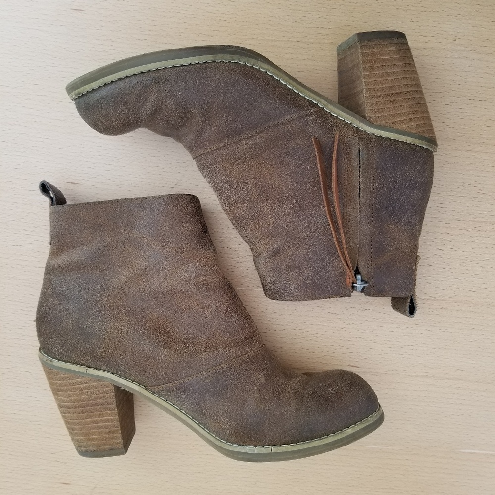 Dolce Vita leather booties size 6